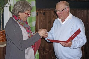 Seit 30 Jahren ist Sigurd Hinz bereits Mitglied der Sozialdemokraten. Aus der Hand von Ingrid Waizmann erhielt er dafür Ehrennadel und Urkunde.